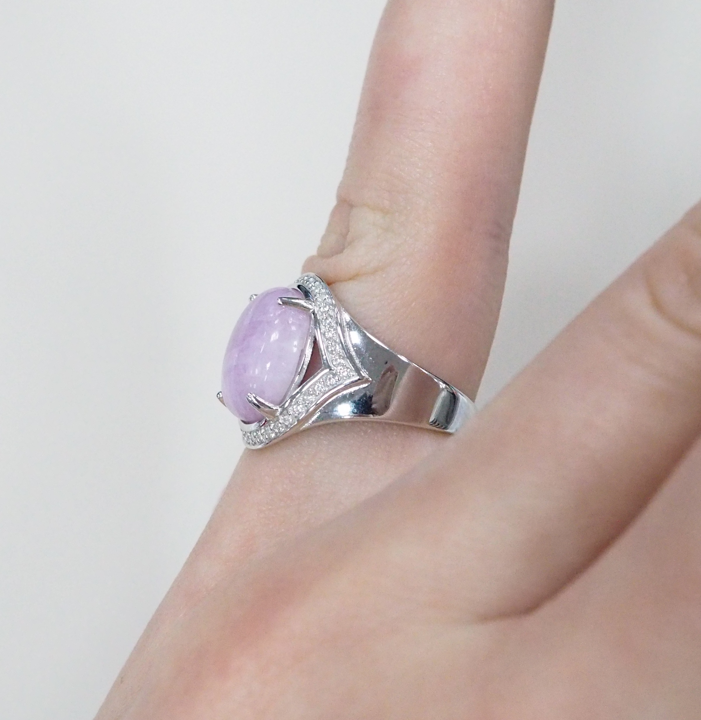 Серебряное кольцо с кунцитом